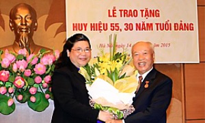 Đồng chí Nguyễn Văn An nhận Huy hiệu 55 tuổi Đảng
